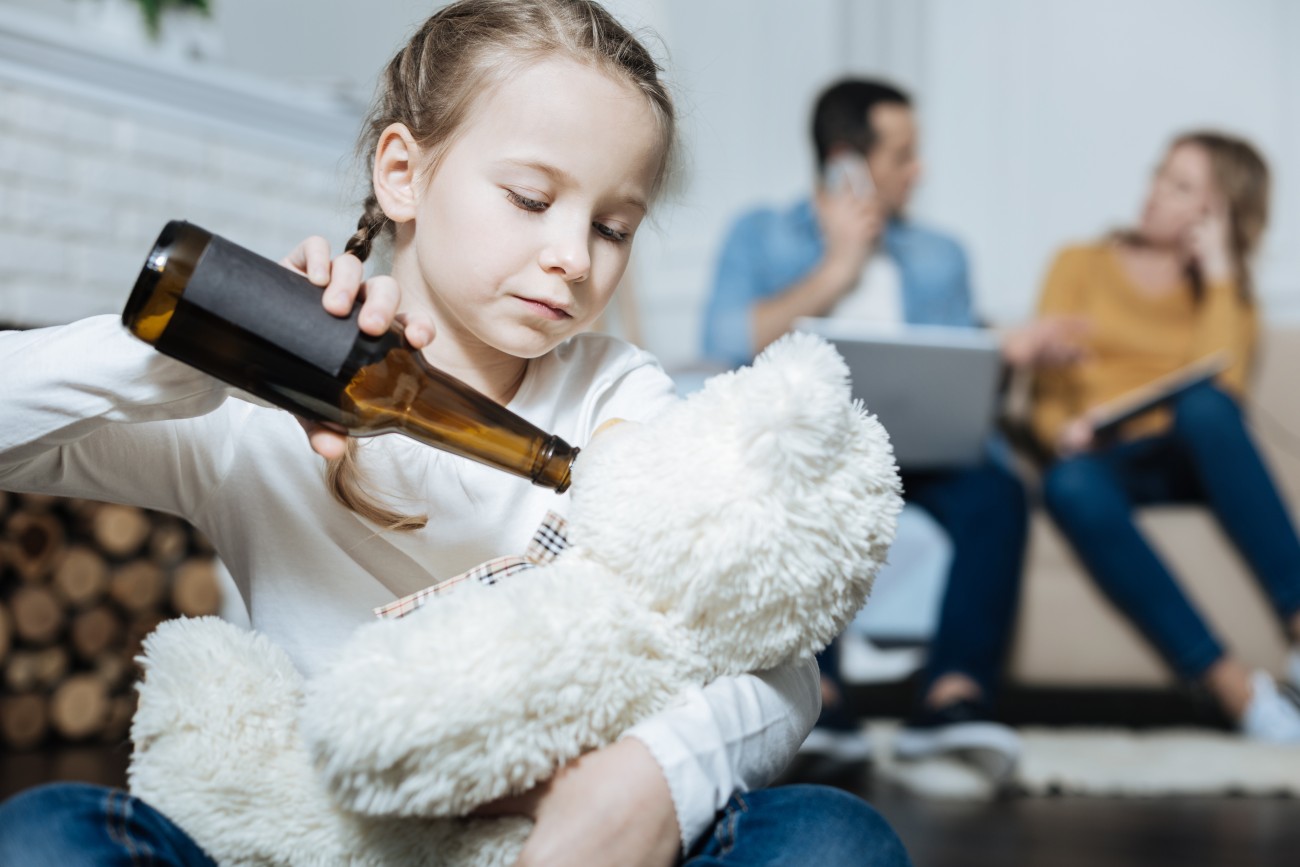 Barn alkohol, bamse. foreldre i bakgrunnen 